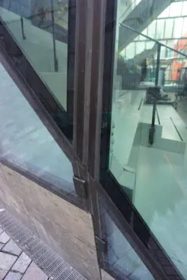 Knik in de noordgevel, aan de buitenzijde geheel vlak gedetailleerd, met de nodige speling tussen de glasvlakken in verband met de aardbevingbestendigheid. (Foto: Jacqueline Knudsen)