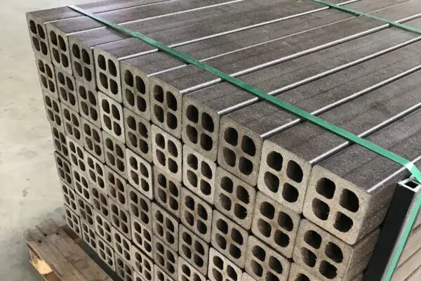 Palen voor hekken gemaakt van kunststof versterkt met natuurlijke vezels (foto: Naftex).