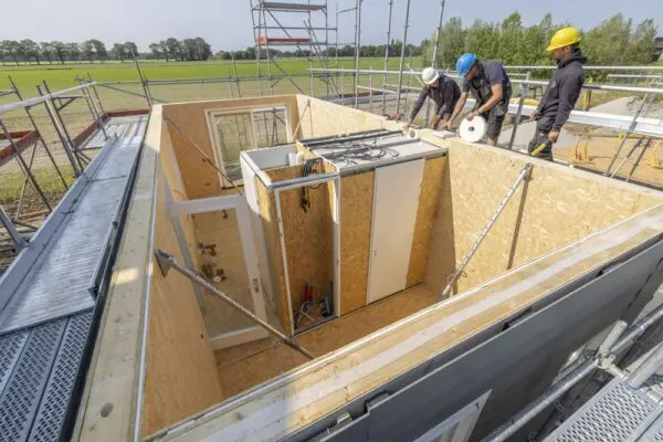 Gekozen is voor prefabricage in flatpack-elementen.