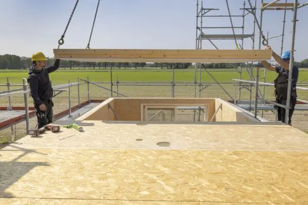 17Bouwspecial Gevels en Daken / 2023 Praktijkcase Kingspan TEK Door de constructieve samenwerking tussen kern en bepla- ting is er nauwelijks hout nodig om toch vloeren met grote overspanningen te maken.