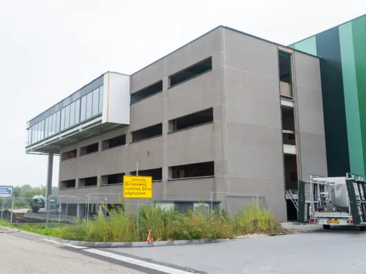 Bij een nieuwbouwkantoor in Noord-Limburg worden momenteel 450m² aan prefab VertiScape panelen begroeid.