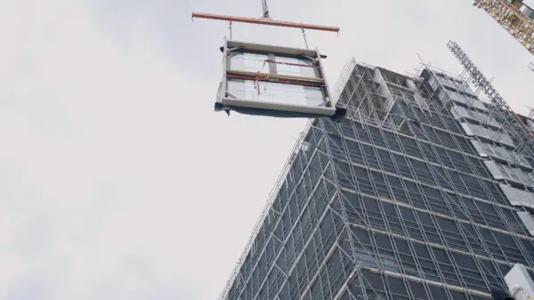 Voor de montage van de geprefabriceerde kozijnen ontwierp Thermo Konstrukties zelf een hijsframe.