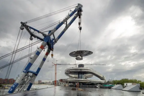 De plaatsing van het dak op de Fenix in Rotterdam (foto: Frank Hanswijk).