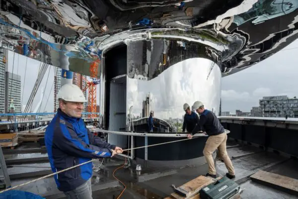 Installatie van het dak op de Fenix (foto: Frank Hanswijk).