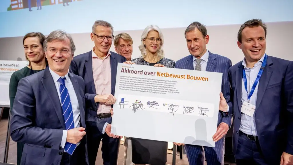 Bij de Woontop in december 2024 sloten het Rijk en brancheorganisaties in de bouw- en ontwikkelingssector en netbeheerders een akkoord over netbewust bouwen (foto: Bouwend Nederland).
