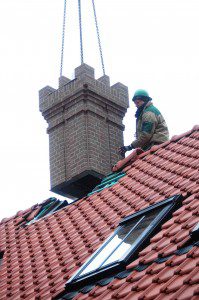 Het Solatube daglichtsysteem werd pas aangebracht nadat de schoorsteen was geplaatst