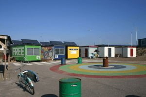2 Het beach hostel is gevestigd in port-o-cabins, met pv-cellen op het dak
