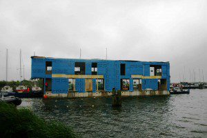 3 Het gebouw wordt nu afgebouwd in de haven van Urk