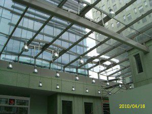 Door één zijde van de glasstroken in het atriumdak horizontaal en de andere zijde aflopend te maken ontstaan scheluwe dakvlakken.