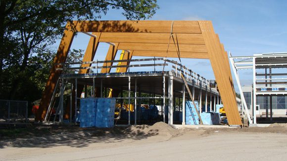 De houtconstructie staat constructief los van de eenlaagse inbouw