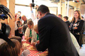 Maxime Verhagen deed met de kinderen mee met proefjes waarbij aardappelschillen werden omgezet in bioplastics.