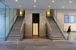 Entree vanuit de foyer naar het Mauritshuis, met in het midden de lift.