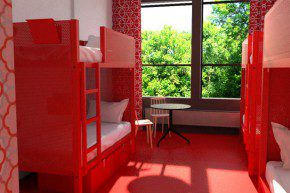 De rode kamer van het hostel.