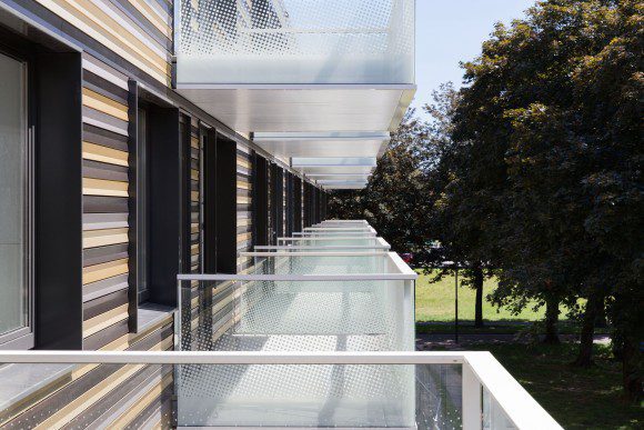 De ruime en strakke balkons hebben balustrades van gelaagd glas, voorzien van een zeefdruk. Afdekprofielen zijn van wit gemoffeld aluminium.