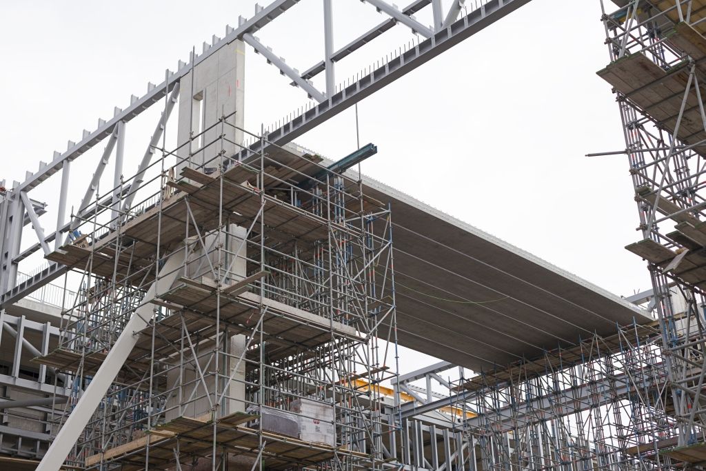Haitsma Beton levert voor de hoofdentree van de nieuwe OV-terminal in Breda ruim 20 meter lange prefab betonnen liggers.