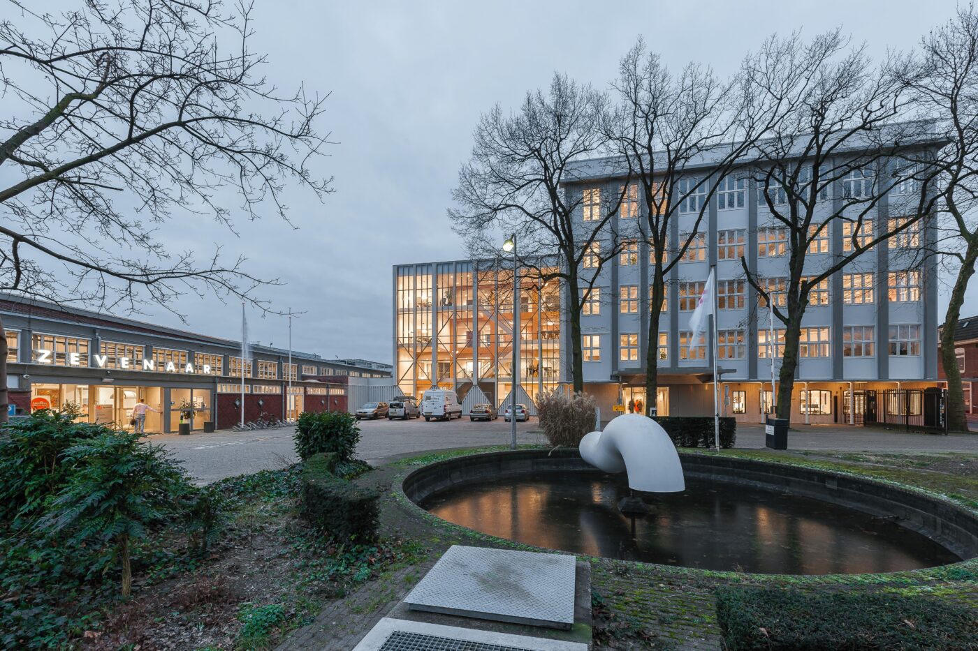 De tot gemeentehuis getransformeerde BAT-fabriek heeft een nieuw, verbindend bouwdeel met een vliesgevelindeling, die verwijst naar de patronen in de bakstenen gevel van Hal 12. (Foto: Jan de Vries)