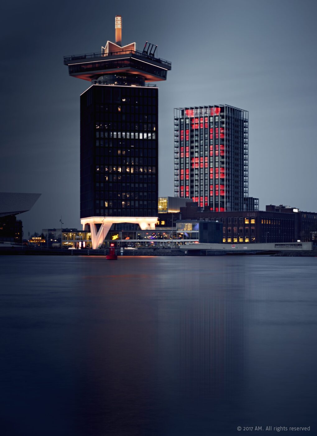 B'Mine Toren in Amsterdam verlicht