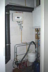 In de technische ruimte bevinden zich een kleine gas cv-ketel voor de vloerverwarming, de omvormer van de PV-panelen en de ventilatieunit met WTW. 