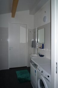 De badkamer heeft naast vloerverwarming ook nog een elektrische radiator.