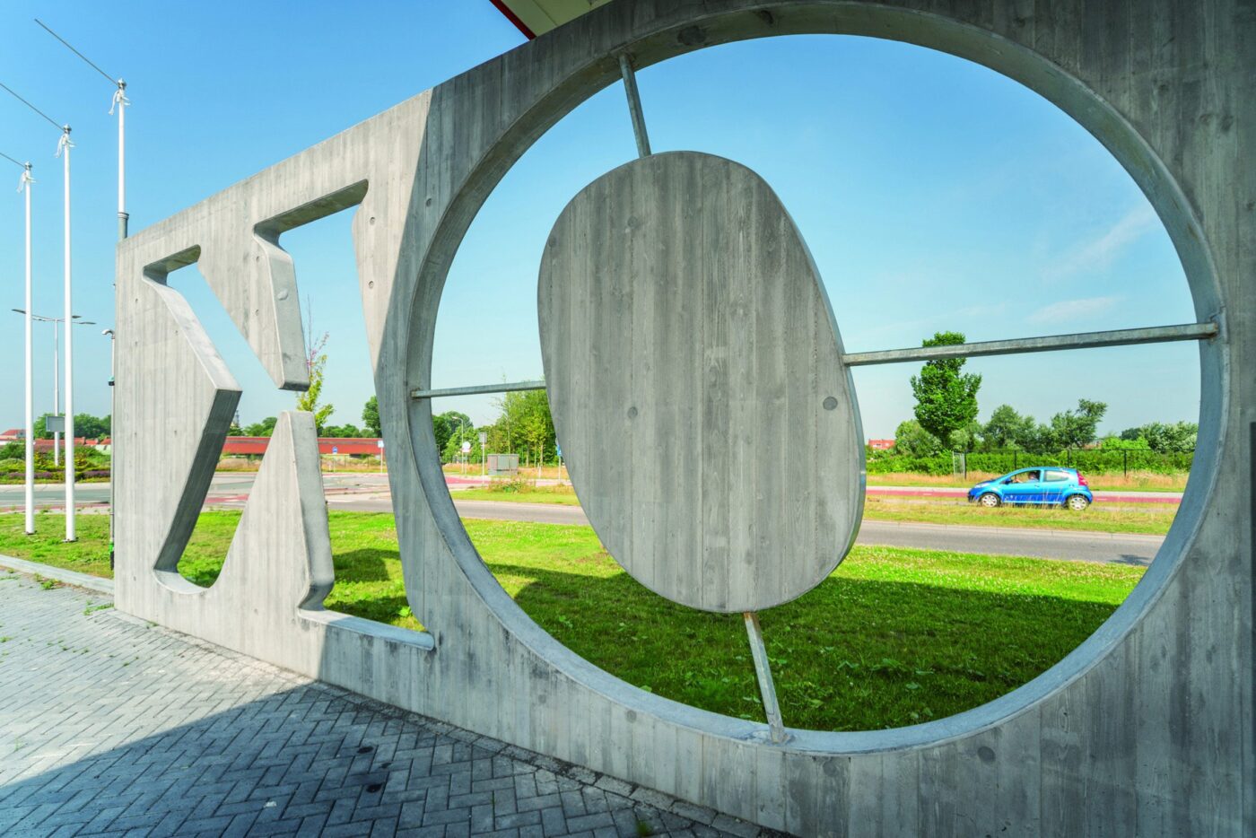 'Transparante' betonwand voor OK-tankstation