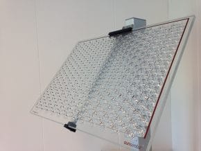 Het oppervlak van het PV-paneel is zo gevormd dat alle licht geconcentreerd wordt op de cellen.