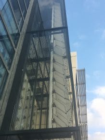 De dubbele gevel is bij Mondial Movers naar buiten gebouwd.