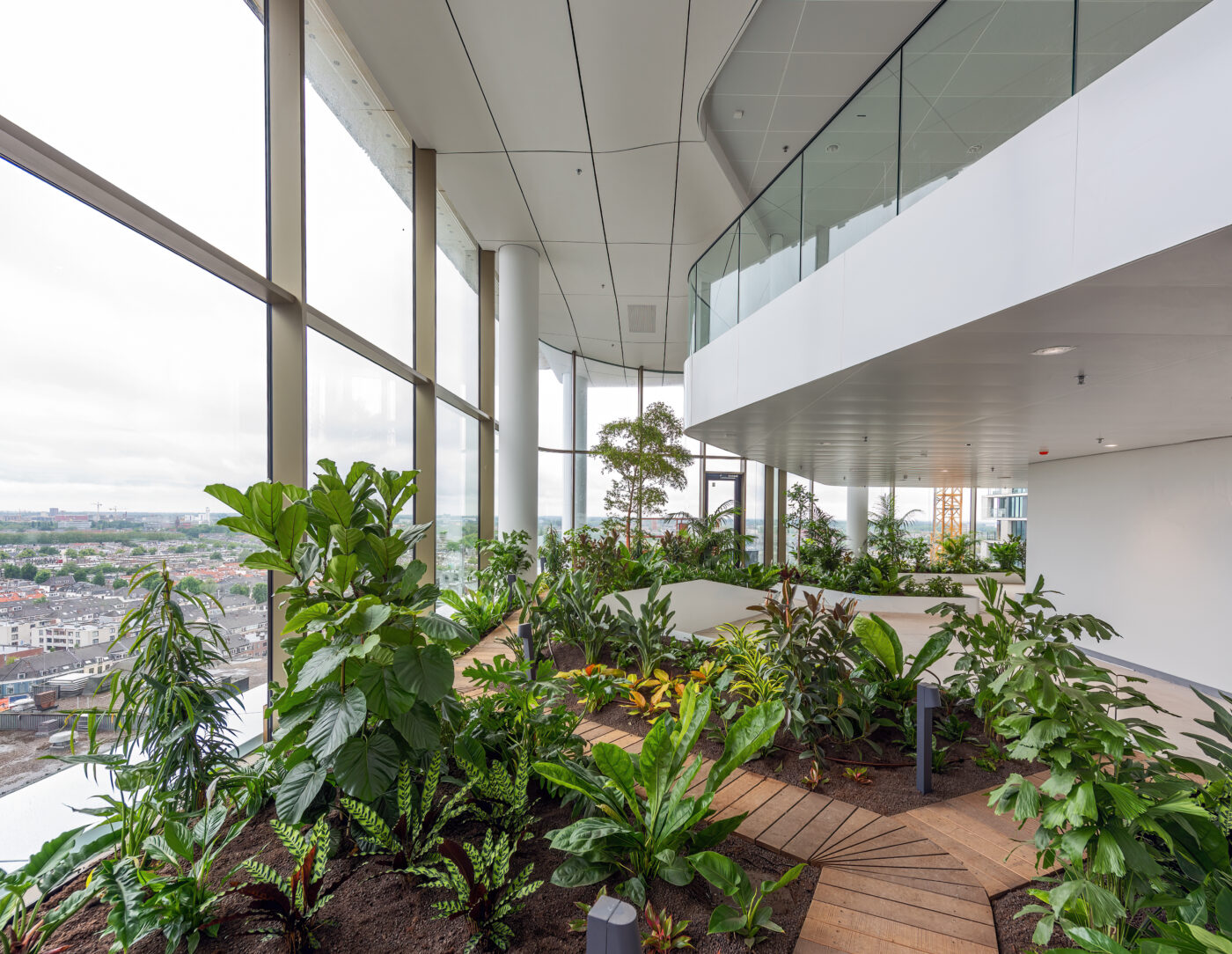 Duurzaam kantoorgebouw met park op 45 meter hoogte