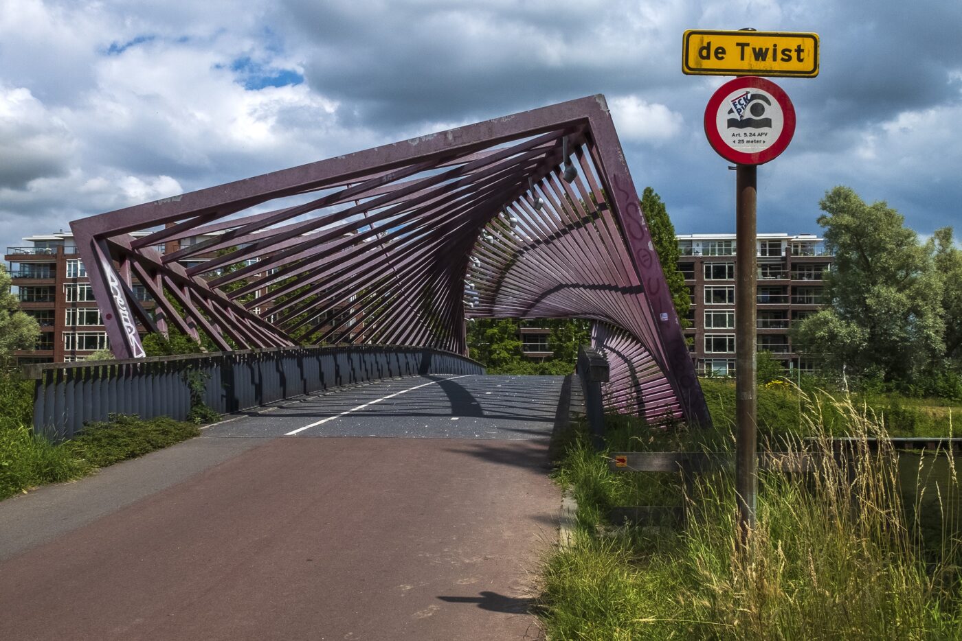 Fiets- en voetgangersbrug De Twist in Vlaardingen: de eerste indruk valt nog mee.