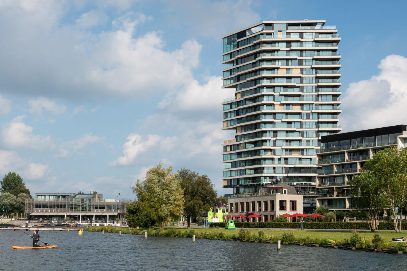 De 73 meter hoge hybride woontoren HAUT in Amsterdam is nu in de afbouwfase.