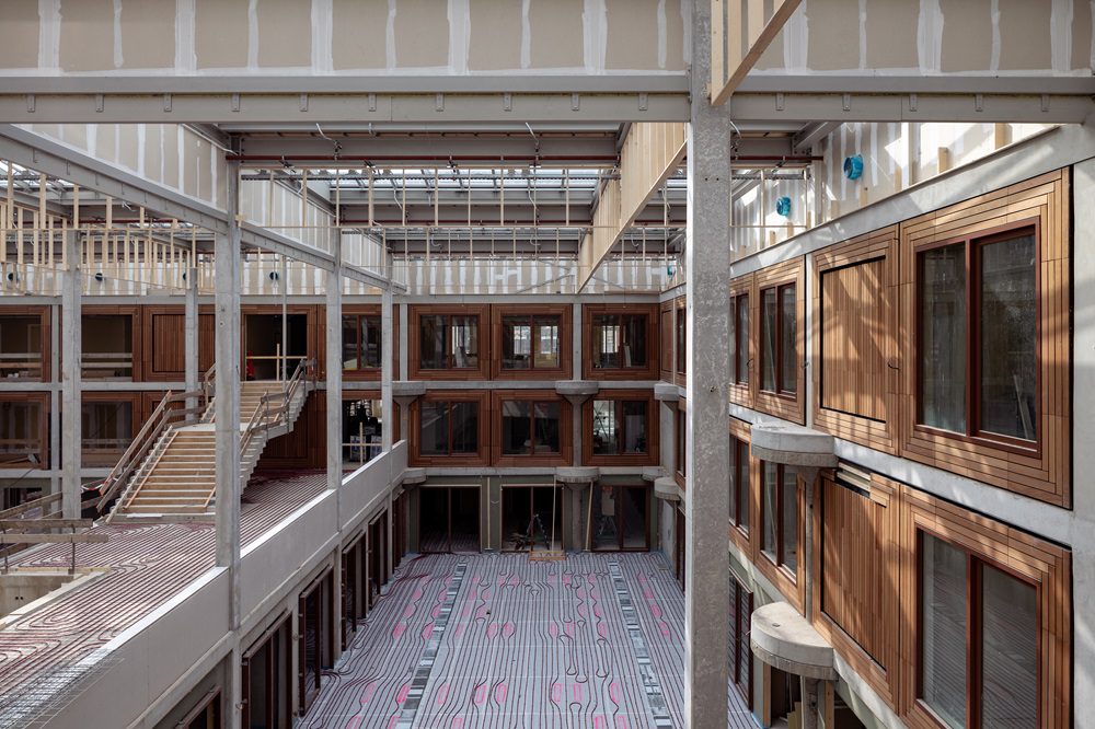 Bij de renovatie van het faculteitsgebouw van Geesteswetenschappen van Universiteit Leiden zijn redwood plafonddelen hergebruikt als wandbekleding. Harryvan werkte hierbij samen met BWRI (foto: Anna Odulinska).