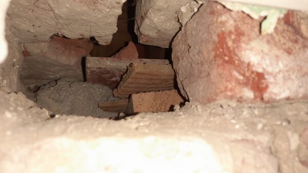 De HEA-balk is op enkele houten plankjes opgelegd.