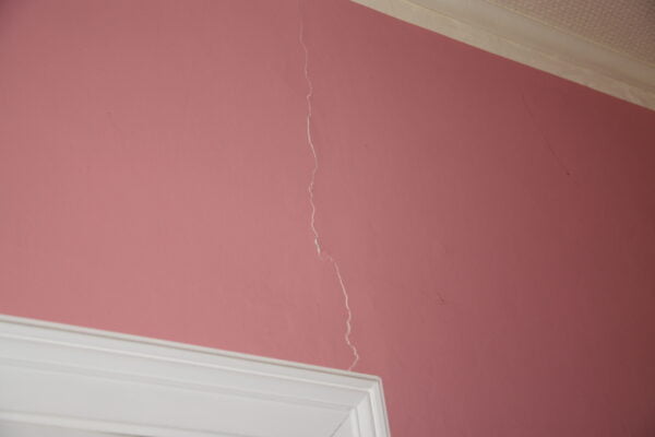 Op de eerste verdieping is door de verzakking van de muur reeds een barst verschenen in een muur die aansluit.