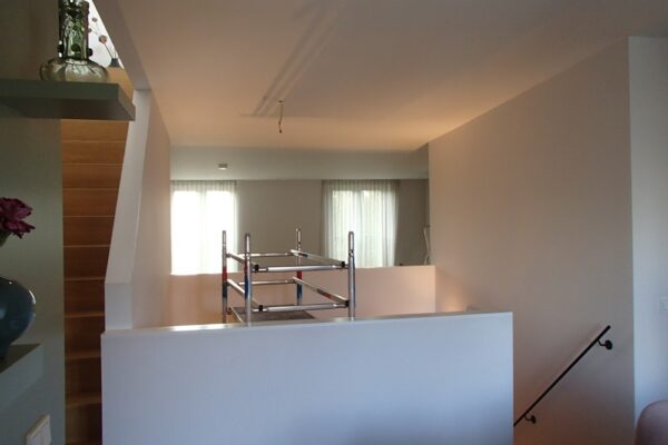 De lekkage in het plafond van de centrale hal is ontstaan na flinke neerslag en wind.