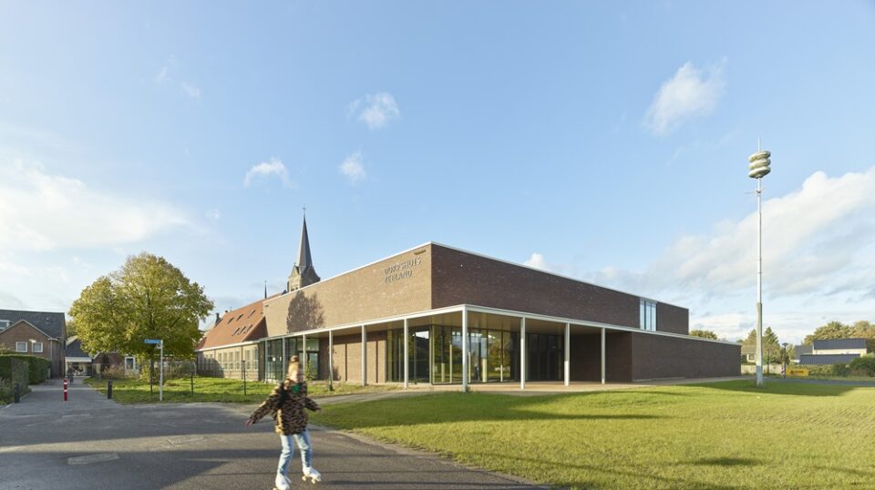 Ook in de sporthal zijn grote puien geplaatst, uitgevoerd als aluminium vliesgevel. Foto: Joepjacobs.nl.