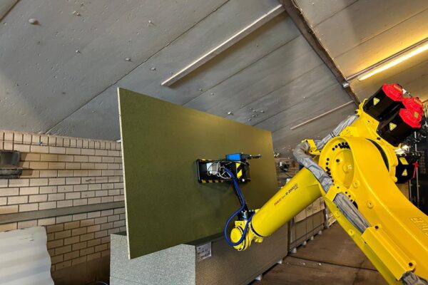 Unieke robotproductie van prefab strobouwelementen op het boerenerf