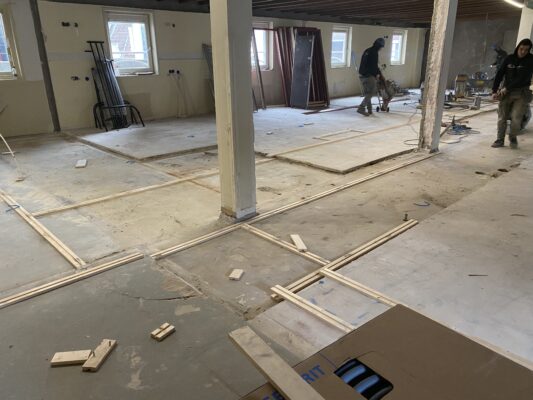 Bij de renovatie van The Bulldog worden biobased scheidingswanden gebruikt.