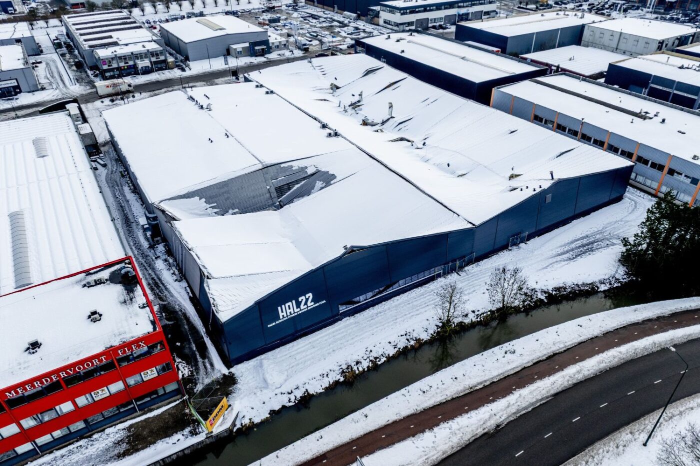 Dak Hal22 in Utrecht gedeeltelijk ingestort, mogelijk vanwege sneeuwbelasting (foto: ANP).