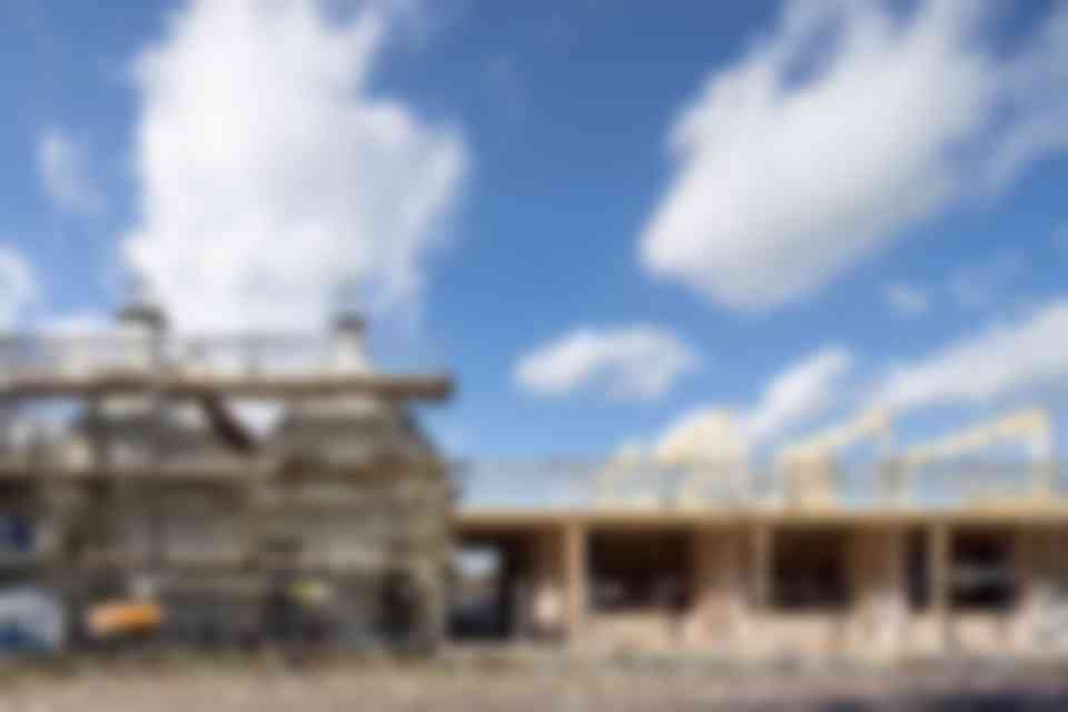 De nieuwbouw is opgetrokken uit CLT aangevuld met houtskeletbouw.