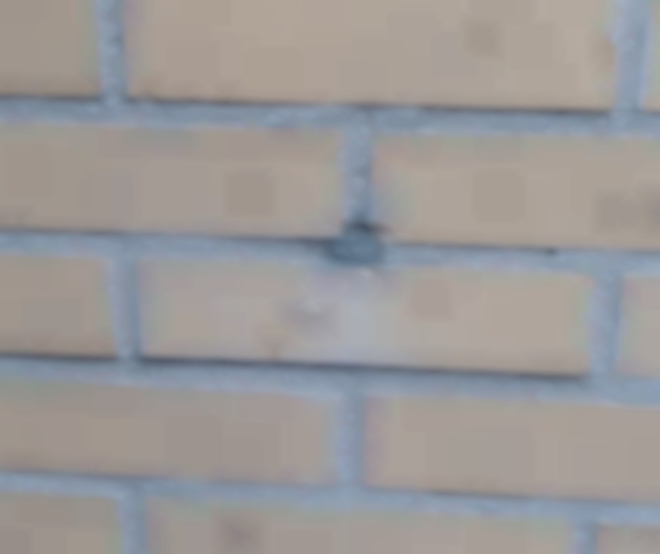 Beschadigde stenen, zichtbare cementwaas en afwijkende voegkleur.